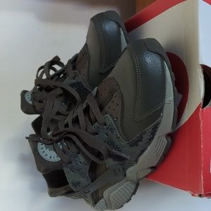 Women's Nike Huarache Sneaker, size 9